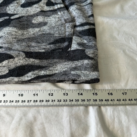 Derek Heart Women's Gray Camo Long Sleeve Turtleneck Knit Pullover Size‎ Small - Picture 12 of 13